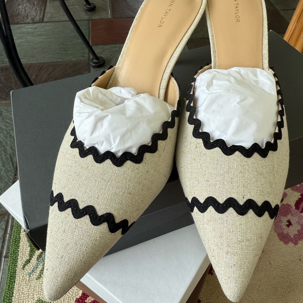 NWT Ann Taylor Cream Linen  and Black Women's Mules